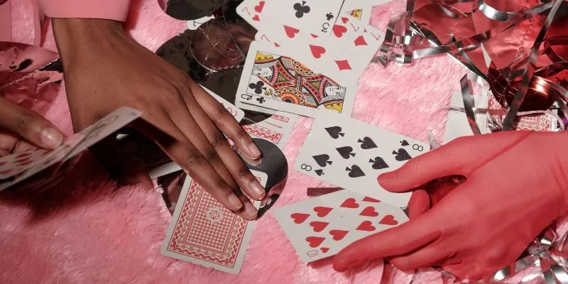 Cần linh hoạt áp dụng các mẹo trong cách chia bài lấy liêng 99OK